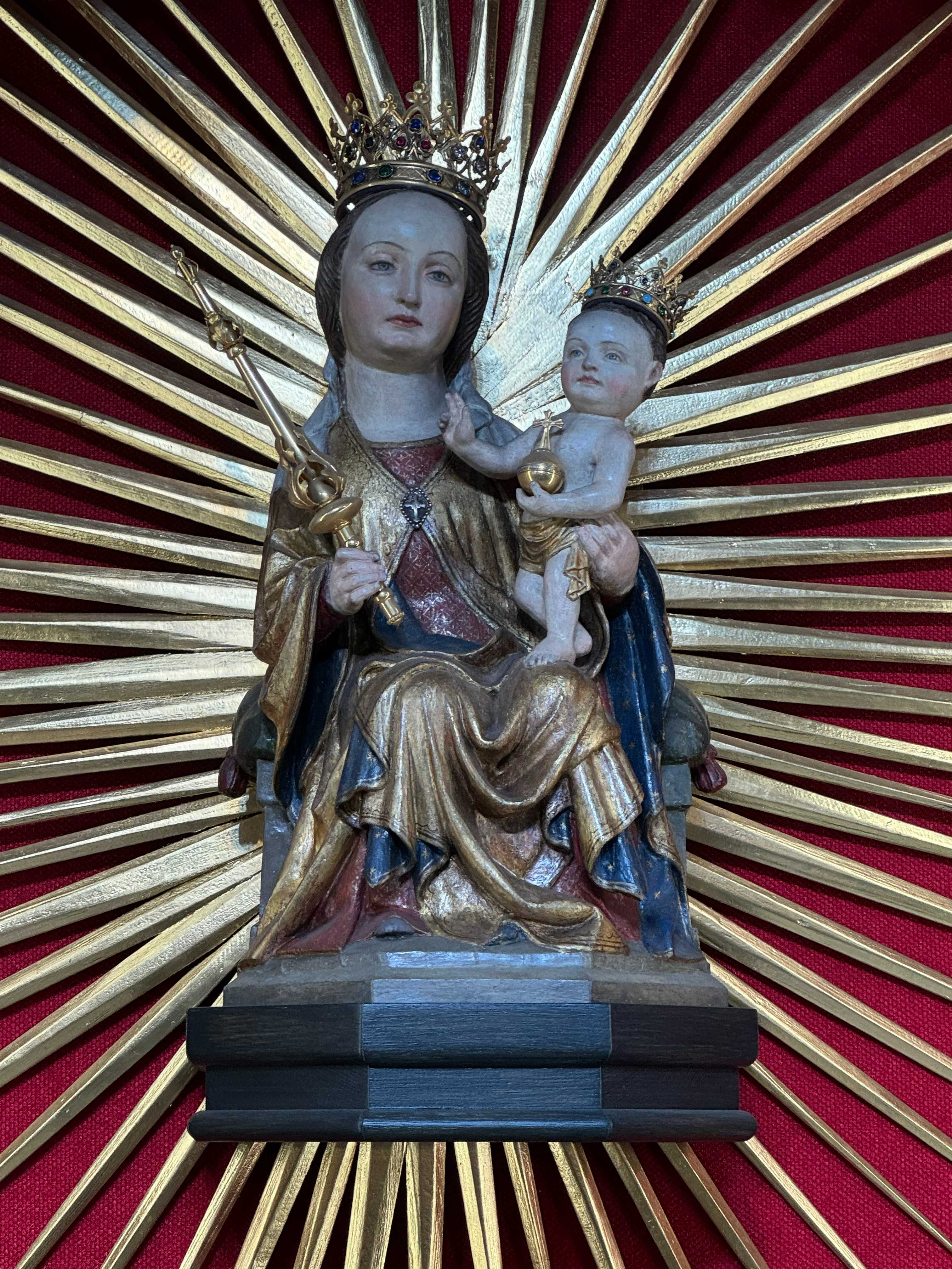 Matka Boska Sianowska - Łaskami słynąca figura